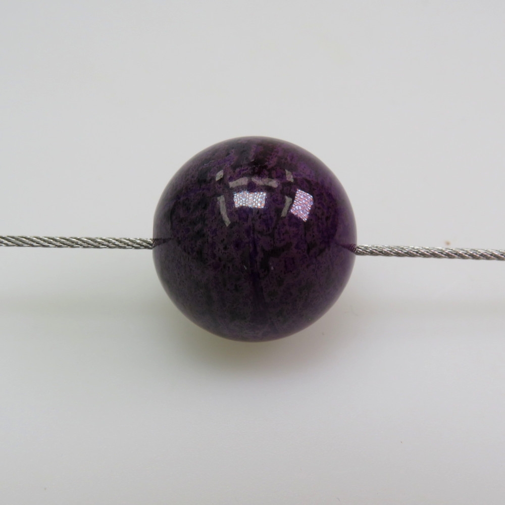 Sugilith Kugel gebohrt (3 mm Bohrung)